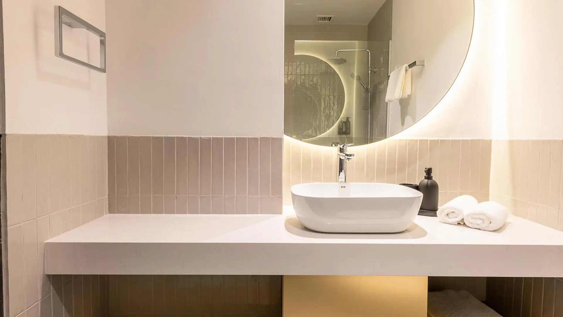 Owen House By Habyt Singapore 4*,